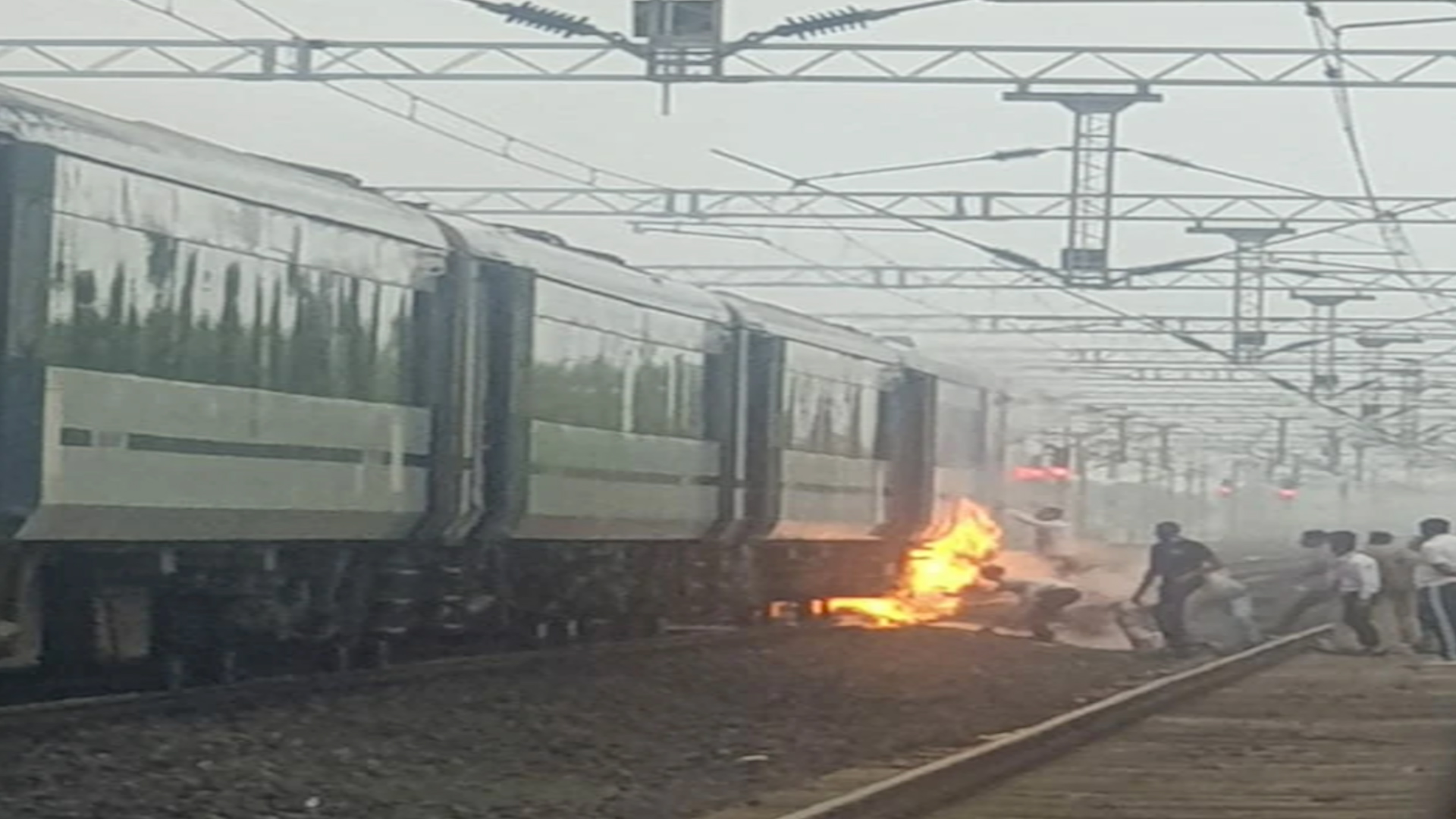 How did the Vande Bharat Express going from Bhopal to Delhi catch fire?