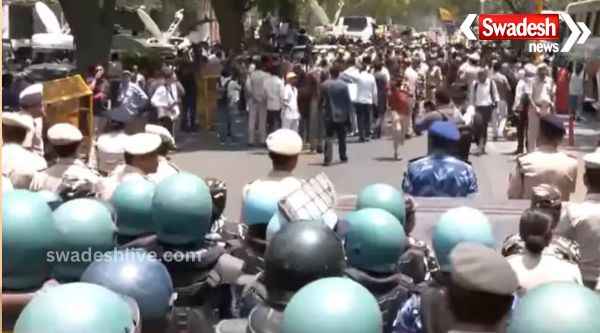 Police stopped AAP party workers moving towards BJP office, appealed to everyone including CM Kejriwal to go back.