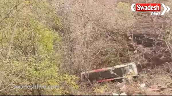 Madhya Pradesh: Major accident in Burhanpur district, bus fell into a gorge 50 feet deep from the mountain, 40 passengers were on board.