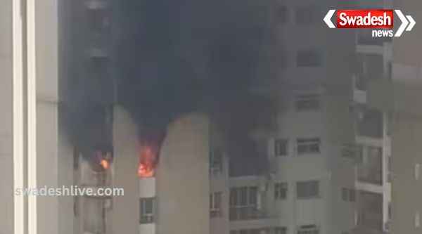Fire broke out in many flats due to AC blast in Lotus Boulevard Society of Noida Sector 100, fire engines reached the spot.