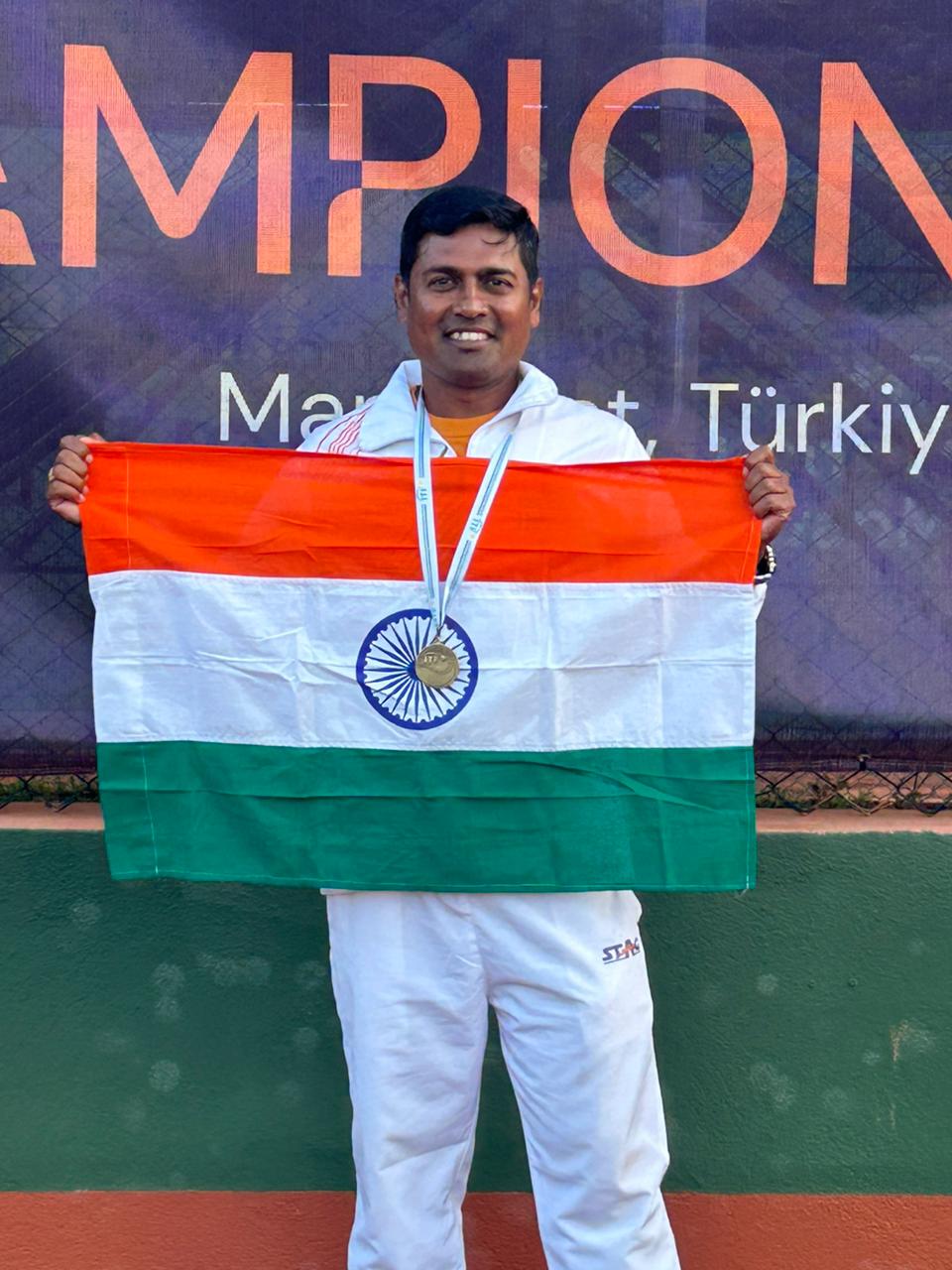 Indore\'s Indra Kumar Mahajan created history by winning a medal in the World Tennis Tournament.