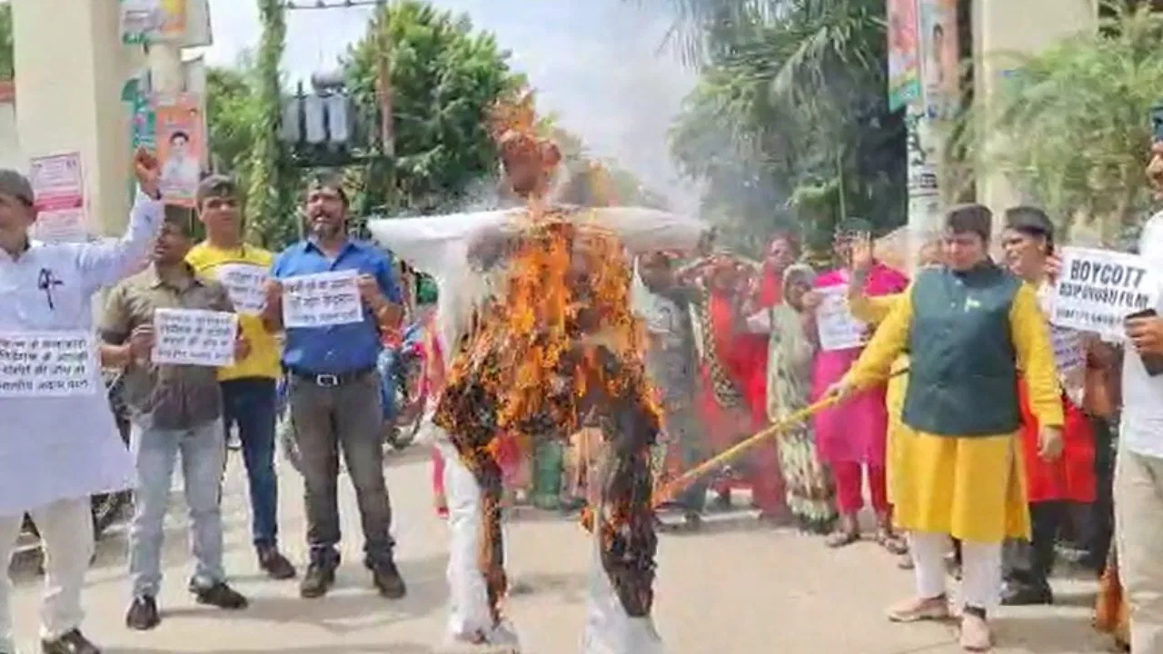 Hindu Sena burnt effigy of director of Adipurush, demanded to ban the film