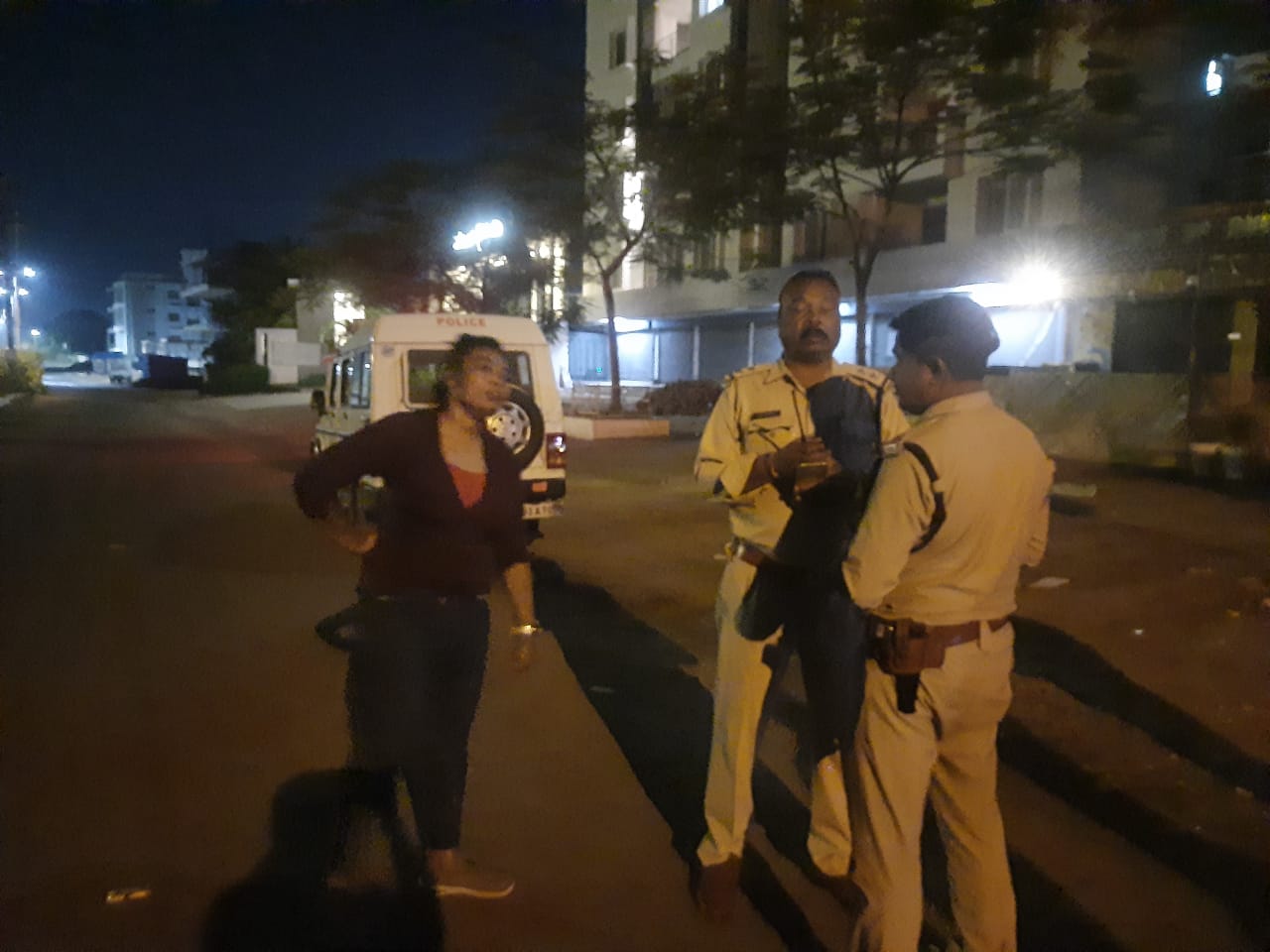 Drunk girl\'s high voltage drama on the road, posing as CBI officer while threatening policemen
