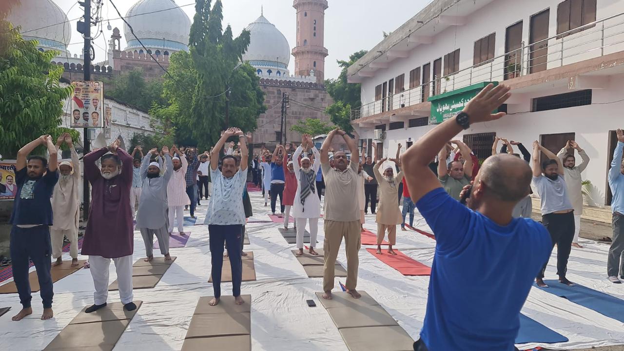 Muslim community welcomes PM Modi\'s call, Yoga held for the first time in Waqf Board premises